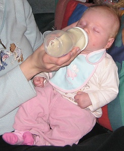 comment apprendre a bebe a boire au biberon