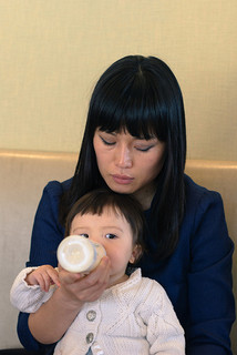 Proposer le biberon à un bébé : fiche pratique pour l’assistante maternelle